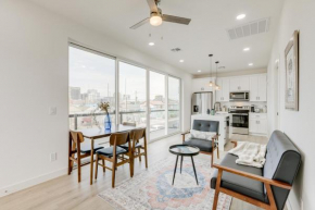 Updated Phoenix Apt with Putting Green, 1 Mi to Dtwn